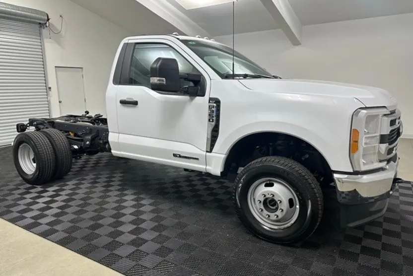2023 Ford F-350 photo 1