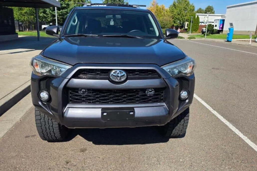 2015 Toyota 4Runner SR5 photo 1