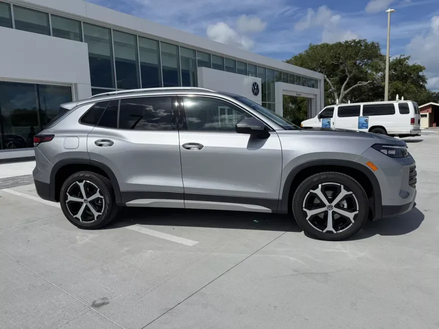 2025 Volkswagen Tiguan SE photo 1