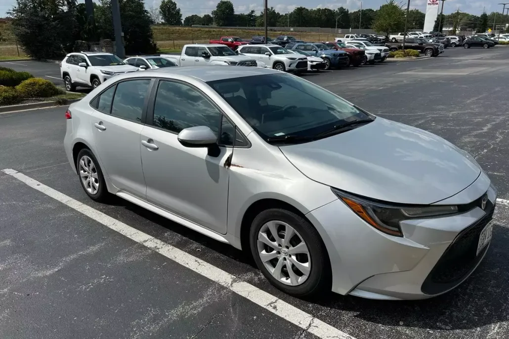2020 Toyota Corolla LE photo 1