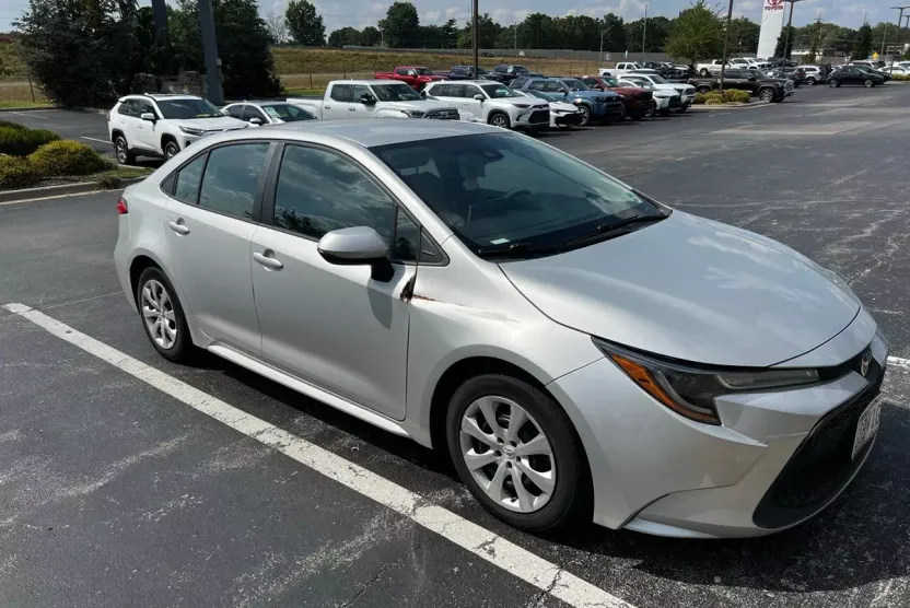 2020 Toyota Corolla LE photo 1