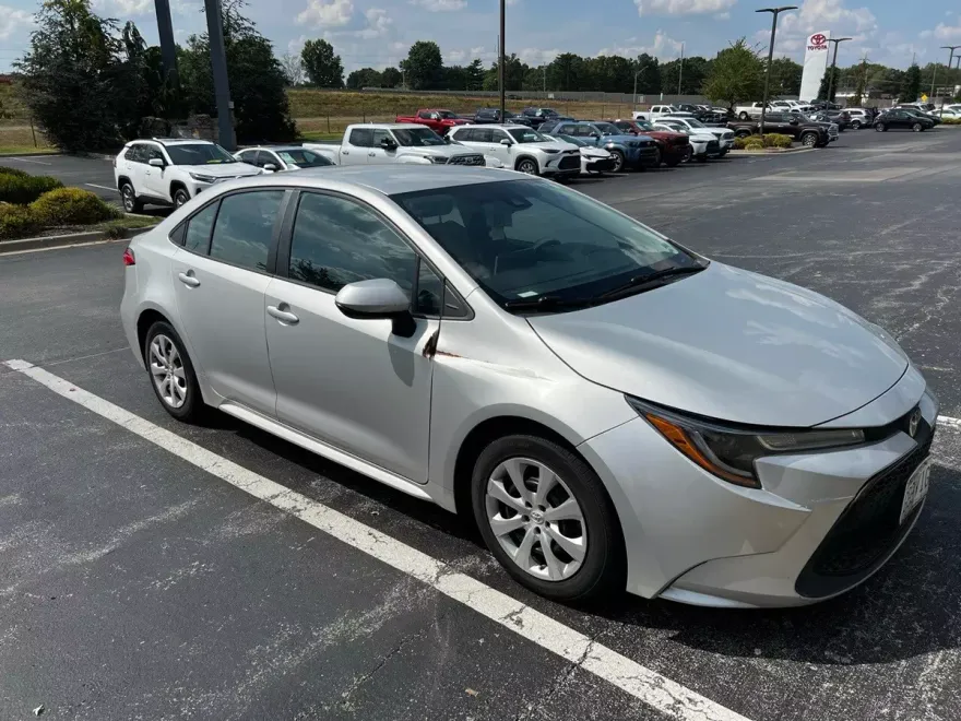 2020 Toyota Corolla LE photo 1