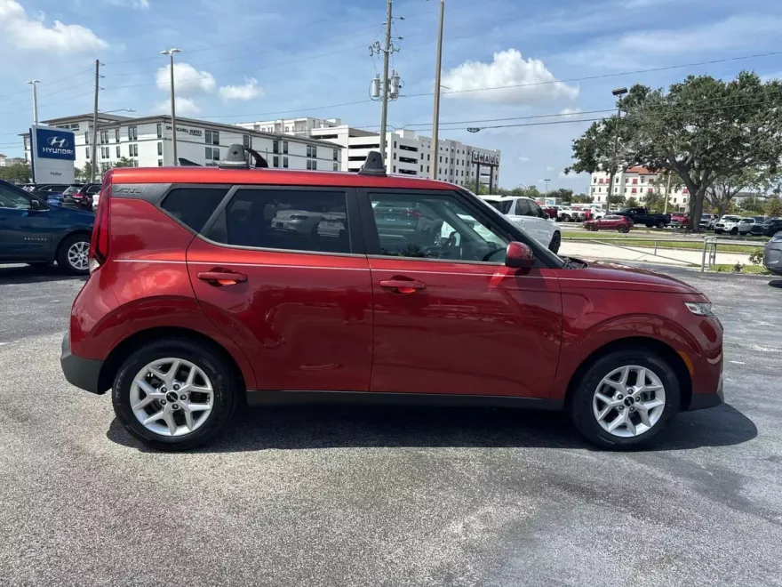 2022 Kia Soul LX photo 1