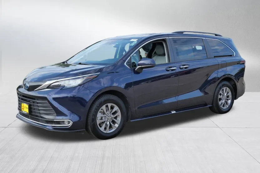 2023 Toyota Sienna XLE photo 1