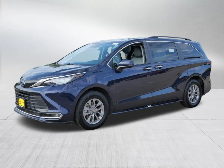 2023 Toyota Sienna XLE photo 1