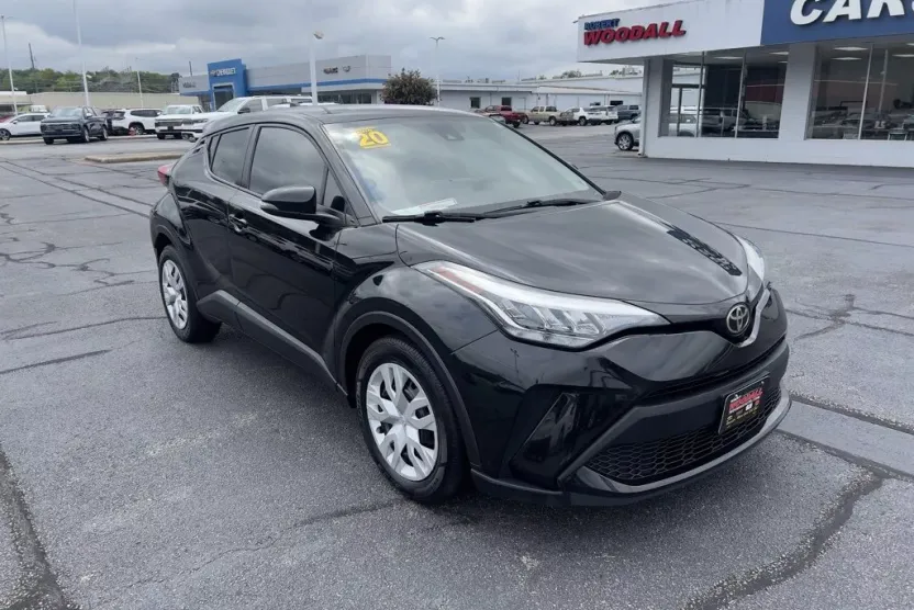 2020 Toyota C-HR LE photo 1