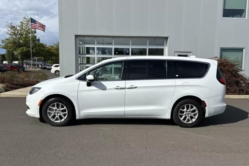 2020 Chrysler Voyager LX photo 1