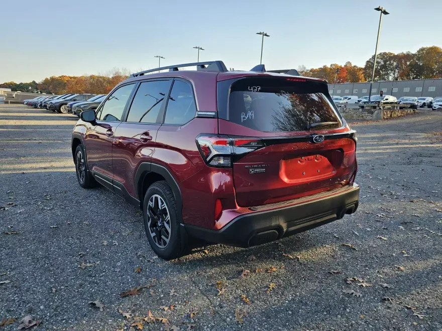 2025 Subaru Forester Premium photo 1