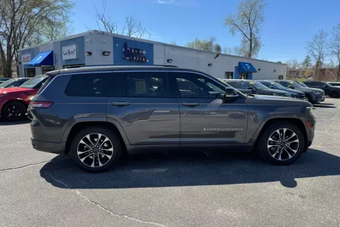 2022 Jeep Grand Cherokee Overland photo 2