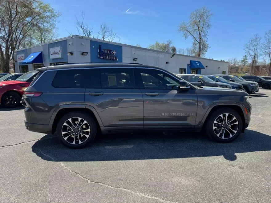 2022 Jeep Grand Cherokee Overland photo 2