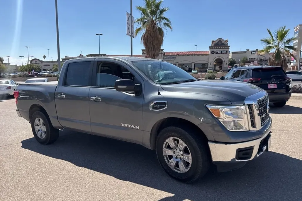 2017 Nissan Titan SV photo 1