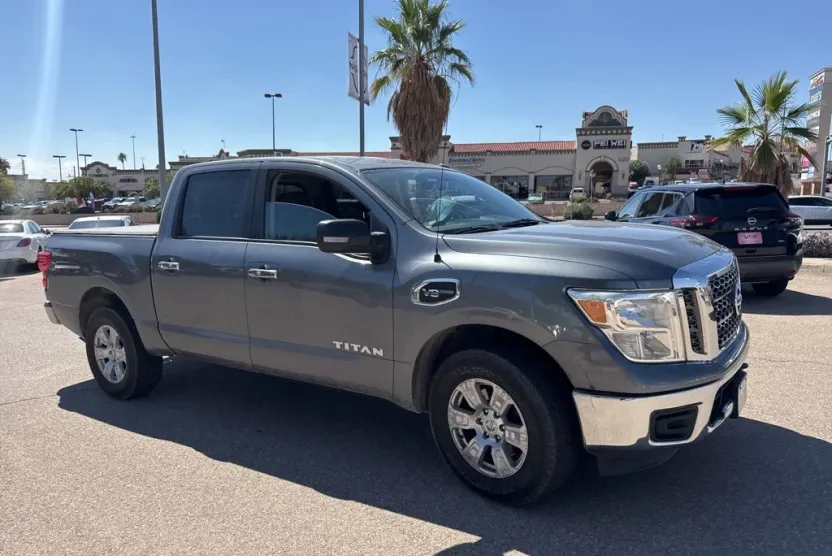 2017 Nissan Titan SV photo 1
