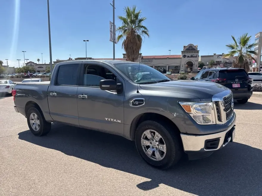 2017 Nissan Titan SV photo 1