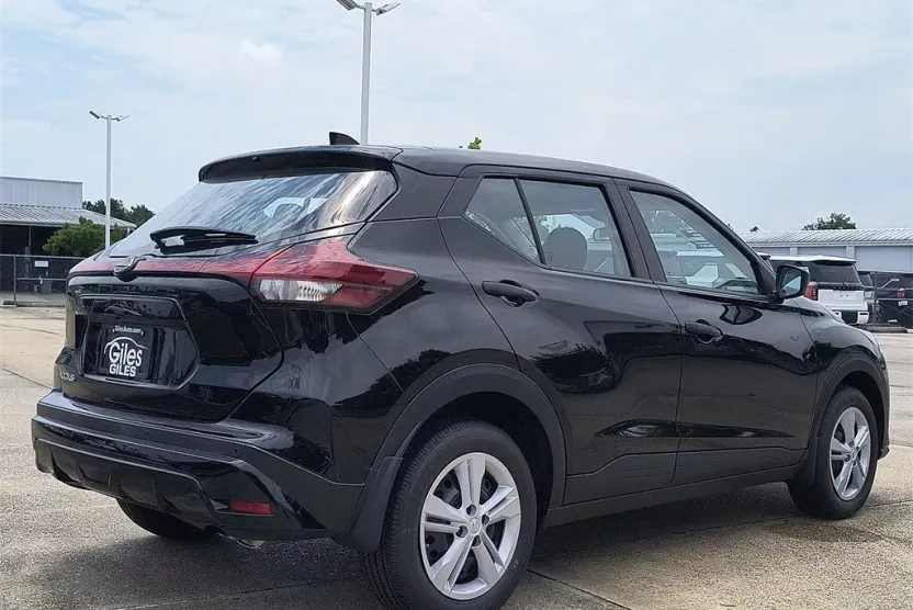2025 Nissan Kicks Play S photo 1
