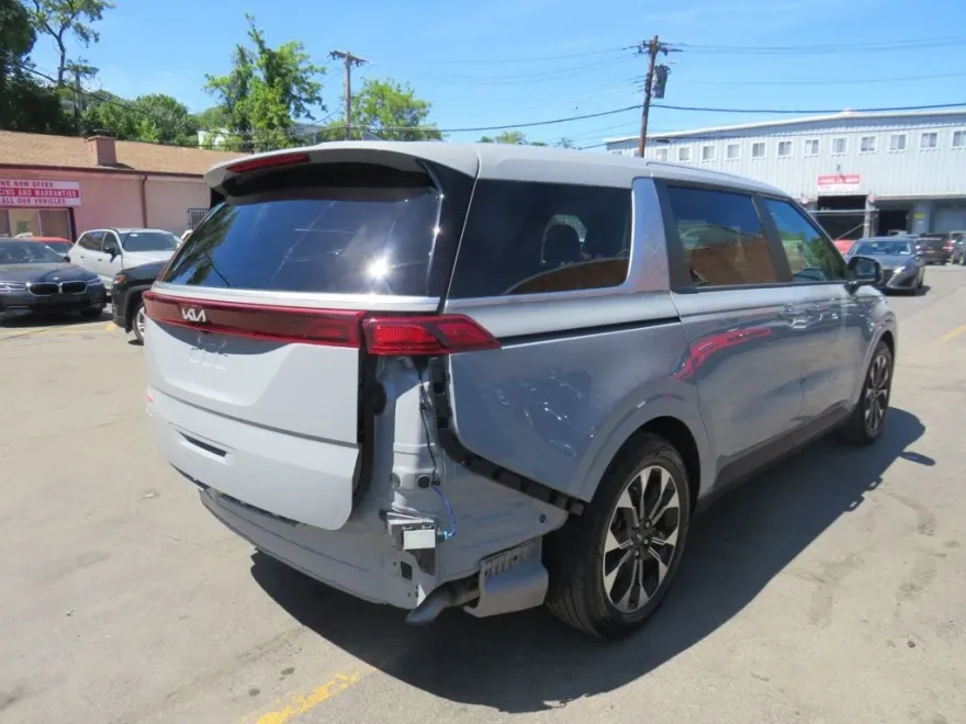 2024 Kia Carnival EX photo 5