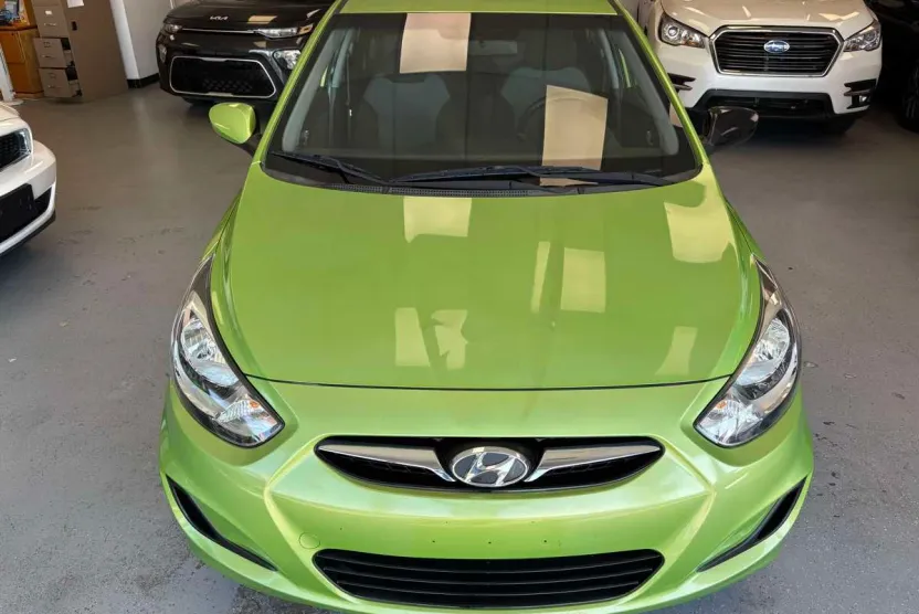 2012 Hyundai Accent GS photo 1