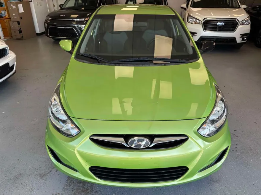 2012 Hyundai Accent GS photo 1