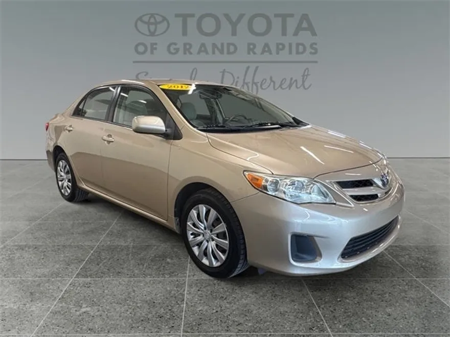 2012 Toyota Corolla LE photo 1