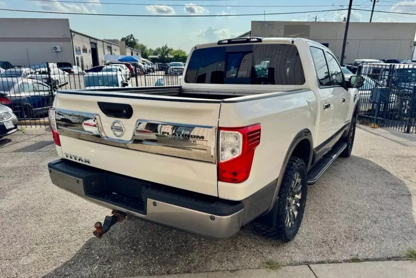2017 Nissan Titan Crew Cab Platinum Reserve photo 1