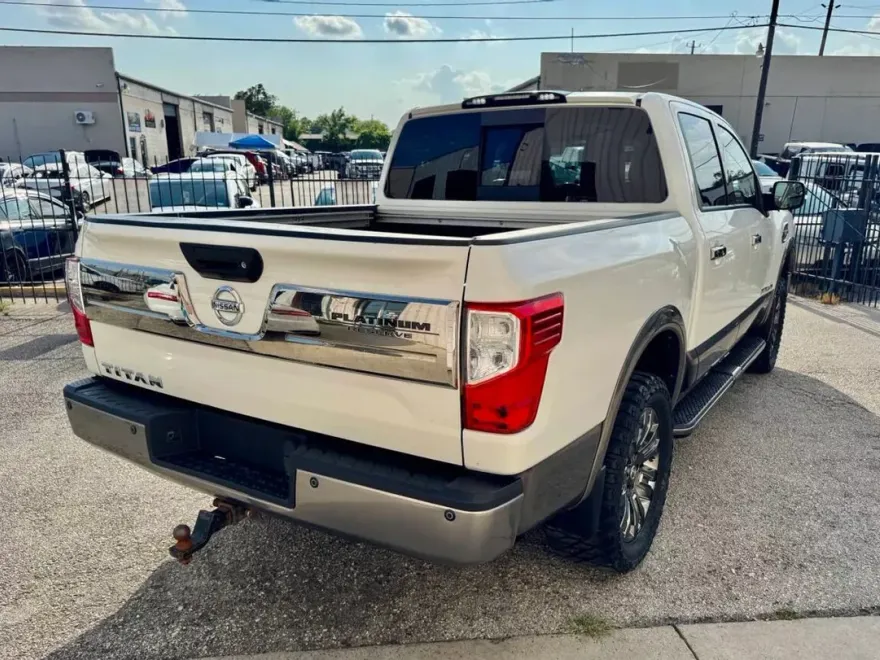 2017 Nissan Titan Crew Cab Platinum Reserve photo 1