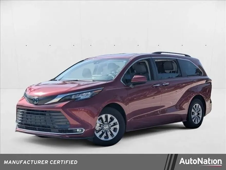 2022 Toyota Sienna XLE photo 1