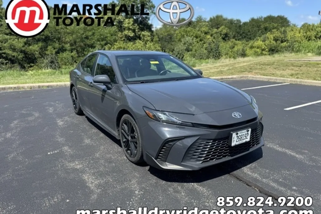 2025 Toyota Camry SE photo 1