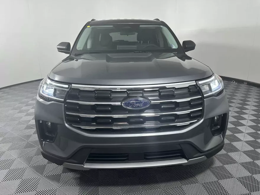 2025 Ford Explorer photo 1