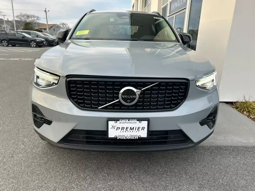 2024 Volvo XC40 Ultimate photo 1