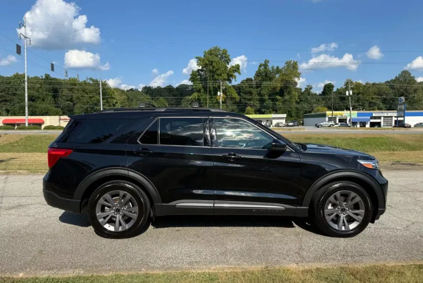 2022 Ford Explorer XLT Sport photo 1