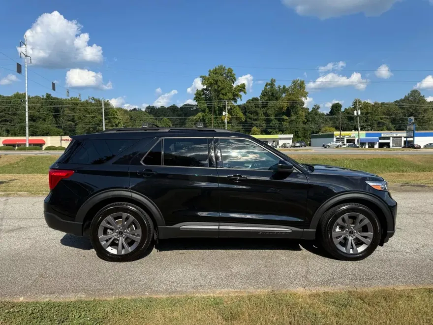 2022 Ford Explorer XLT Sport photo 1