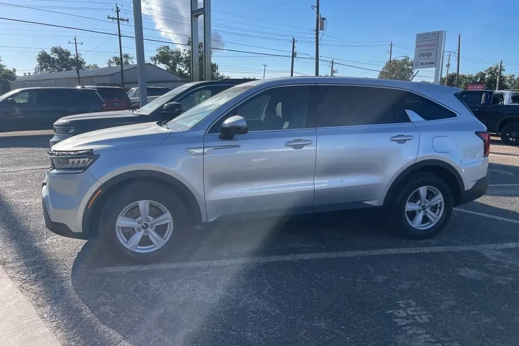 2022 Kia Sorento LX photo 1