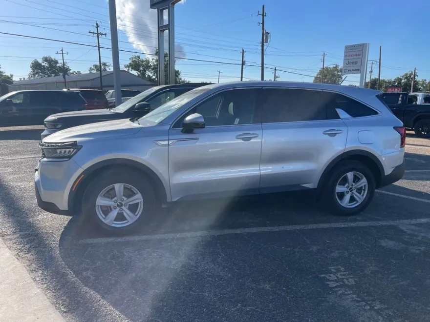 2022 Kia Sorento LX photo 1