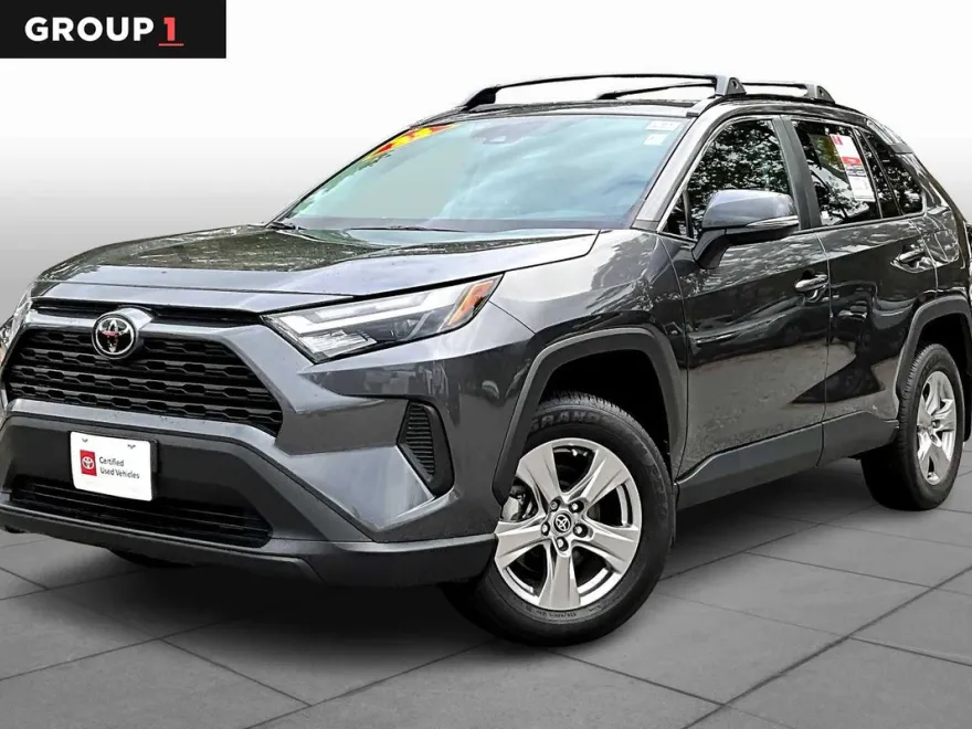 2023 Toyota RAV4 XLE photo 1