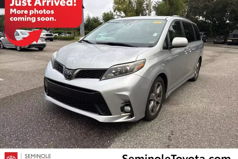 2019 Toyota Sienna SE photo 1