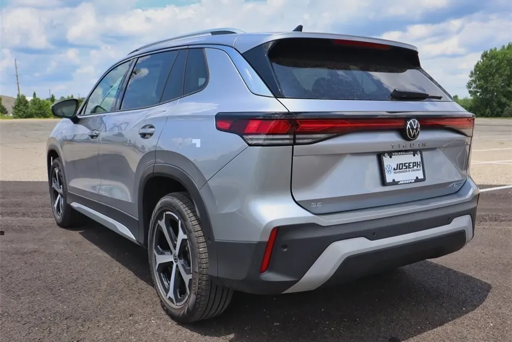 2025 Volkswagen Tiguan SE photo 1