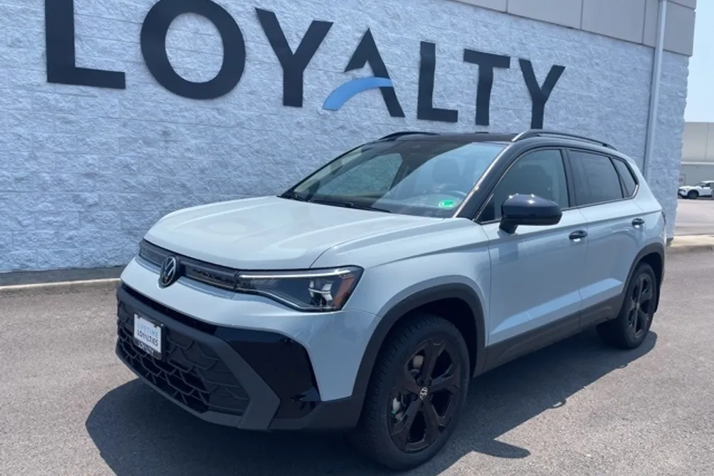 2025 Volkswagen Taos SE photo 1