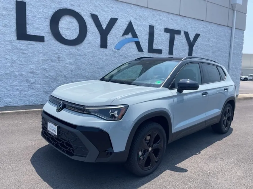 2025 Volkswagen Taos SE photo 1
