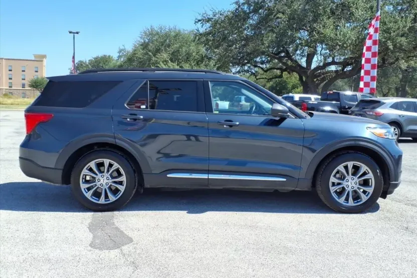 2022 Ford Explorer XLT photo 1