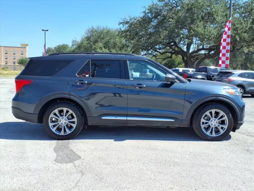 2022 Ford Explorer XLT photo 1