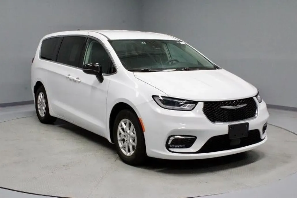2024 Chrysler Pacifica Touring L photo 1