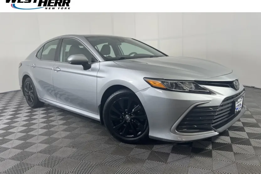 2023 Toyota Camry LE photo 1