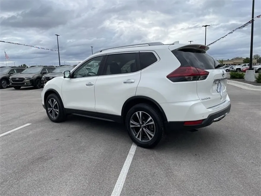 2019 Nissan Rogue SV photo 1