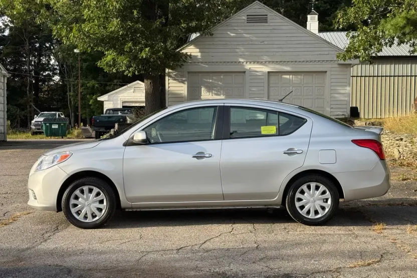 2013 Nissan Versa SV Sedan photo 1