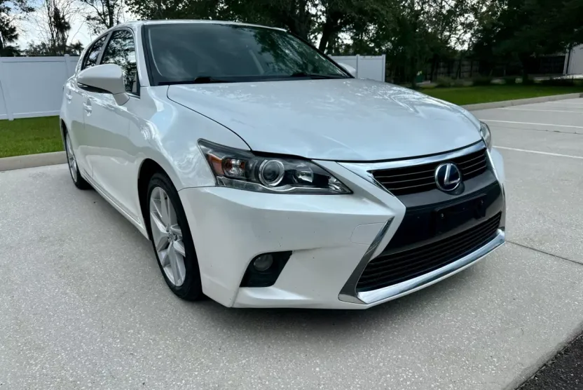2016 Lexus CT 200h photo 1
