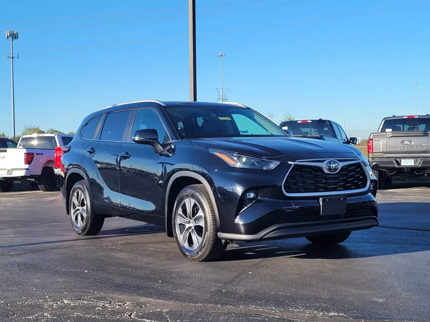 2024 Toyota Highlander XLE photo 1