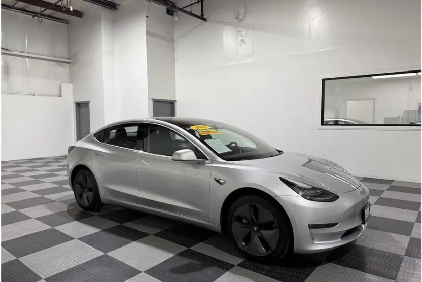 2018 Tesla Model 3 Long Range photo 1