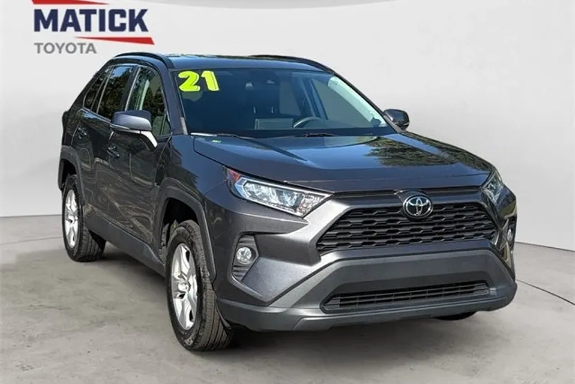 2021 Toyota RAV4 XLE photo 1