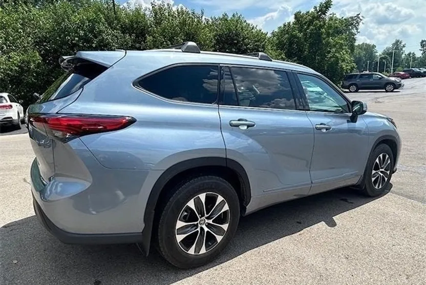 2022 Toyota Highlander XLE photo 1