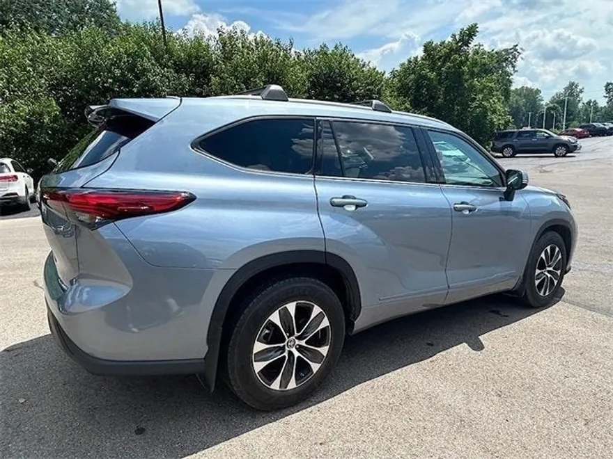 2022 Toyota Highlander XLE photo 1
