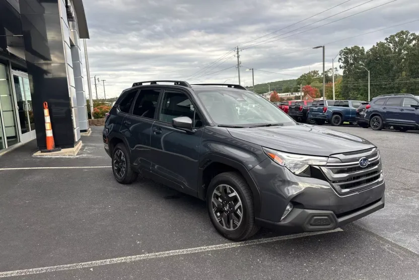 2025 Subaru Forester Premium photo 1